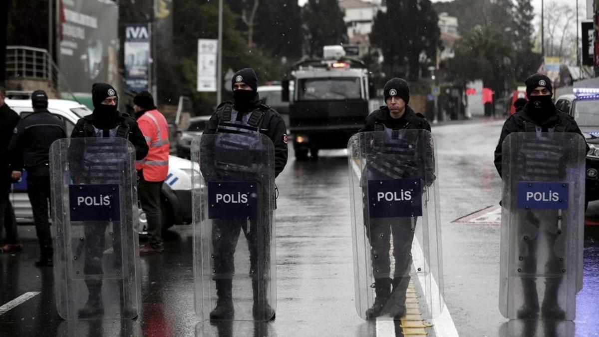 Policías bloquean los accesos al lugar del atentado.