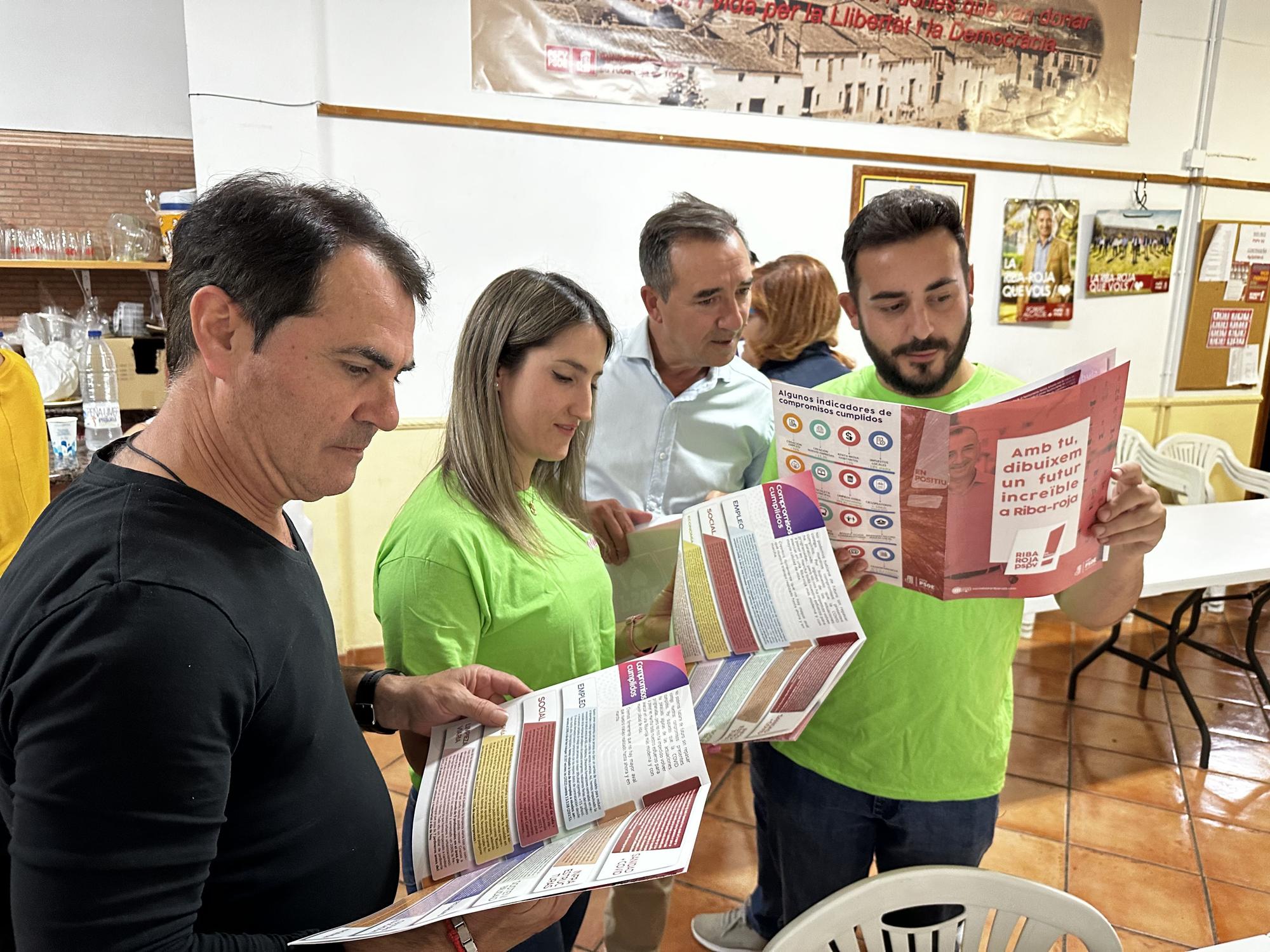 Noche de cuelga de carteles electorales en Camp de Túria