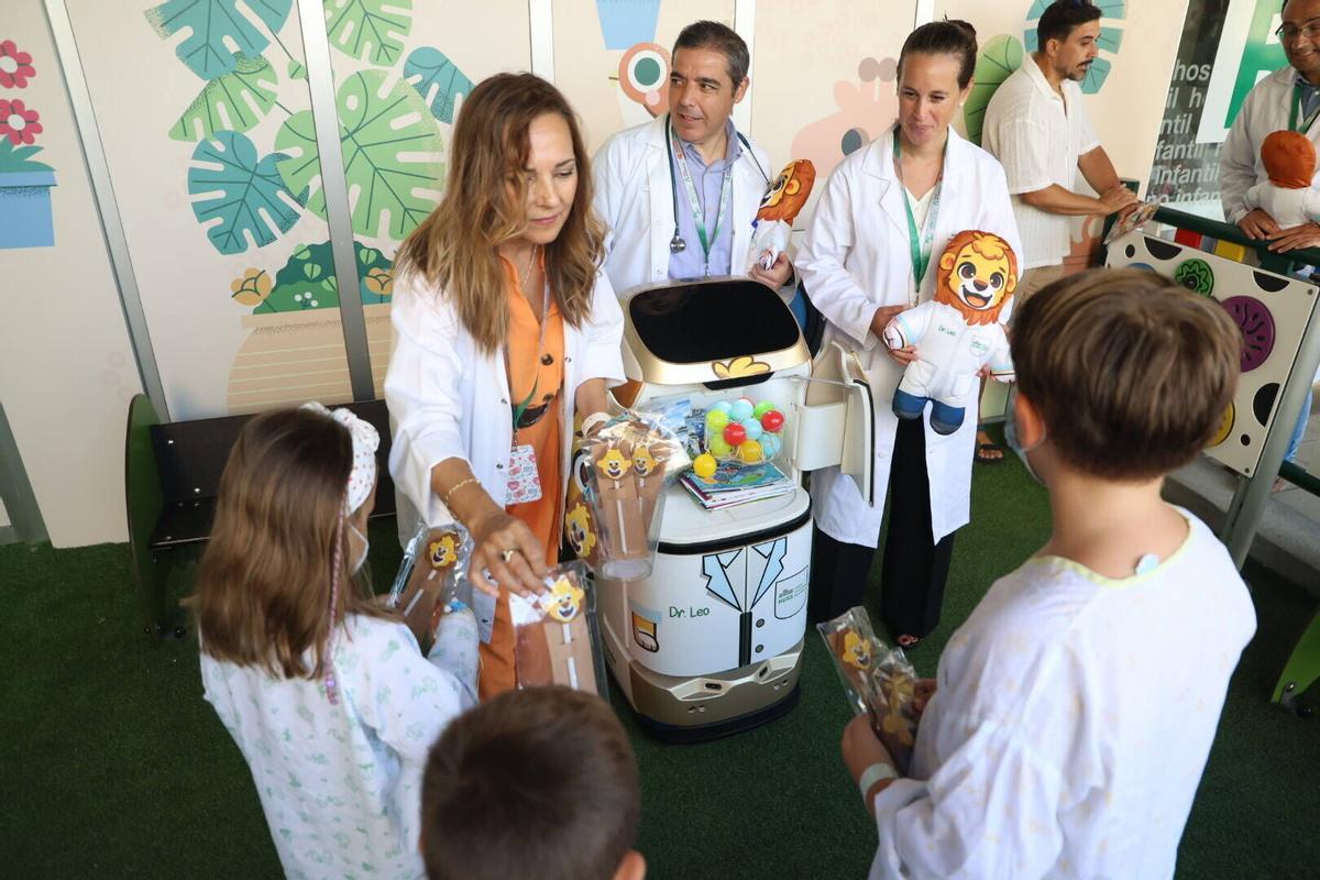 Así es Leo, el nuevo robot que canta, felicita cumpleaños y regala chucherías y sonrisas a los niños del Reina Sofía Así es Leo, el nuevo robot que canta, felicita cumpleaños y regala chucherías y sonrisas a los niños del Reina Sofía