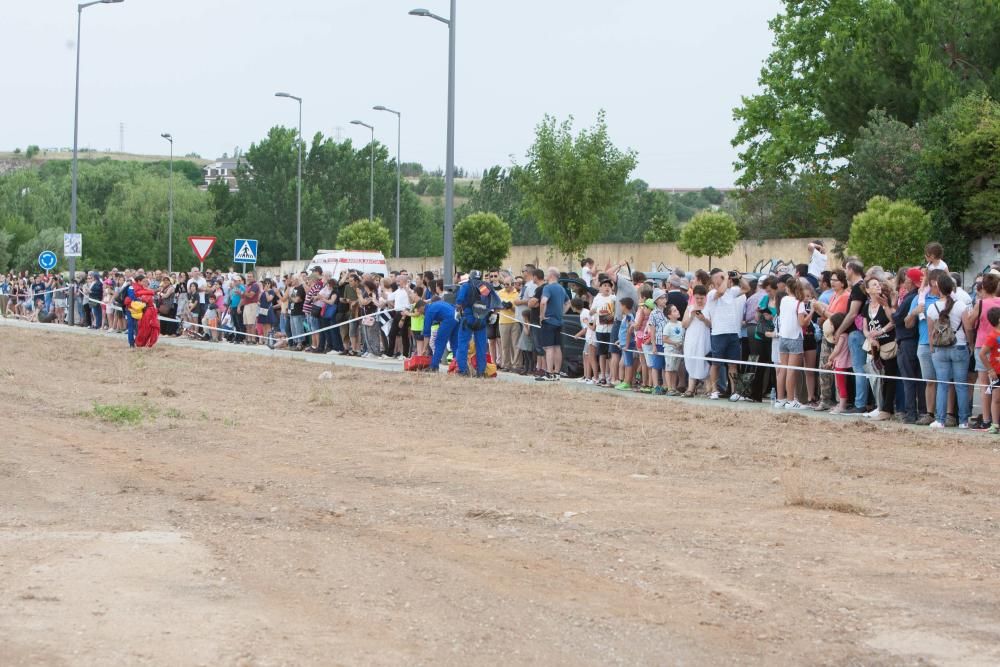 Exhibición de la Patrulla Acrobática Paracaidista