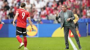 Ralf Rangnick da indicaciones a Marcel Sabitzer durante un partido de la Eurocopa.