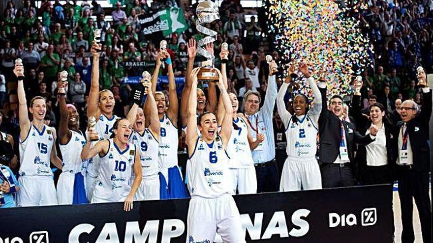 Silvia Domínguez eleva al cielo el trofeo de campeón de la Copa de la Reina para Perfumerías.