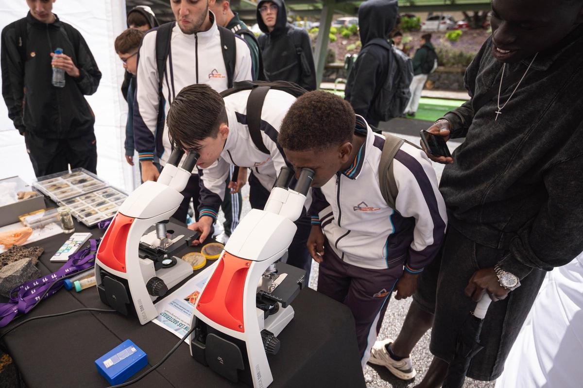 Estudiantes miran por el telescopio en las jornadas de la ULL.