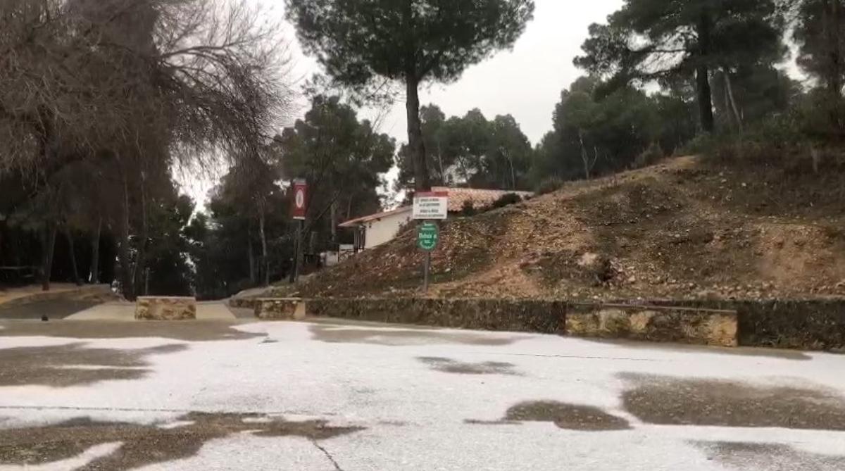 La nieve comienza cuajar esta mañana en Benimantell.