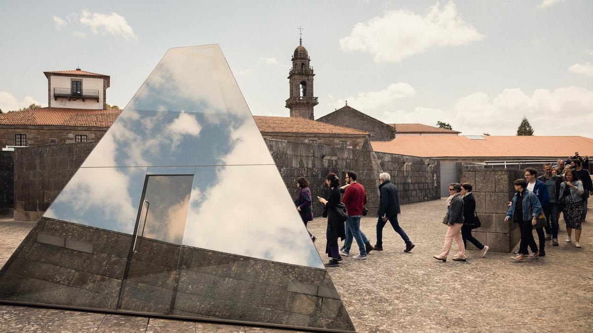 Un grupo visita la terraza del CGAC, en la que se puede ver la obra ‘Triangular Pavilion’