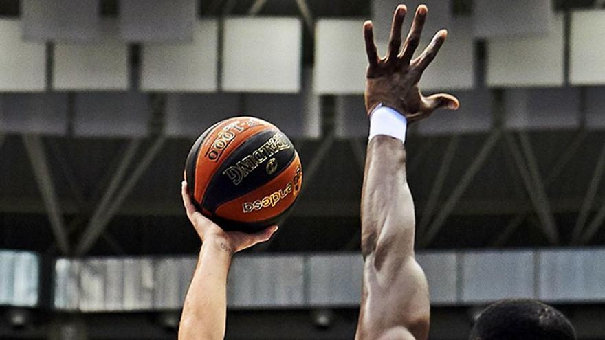 Vitor Benite se eleva ante Jekiri en el encuentro de Liga Endesa entre Burgos y Baskonia.