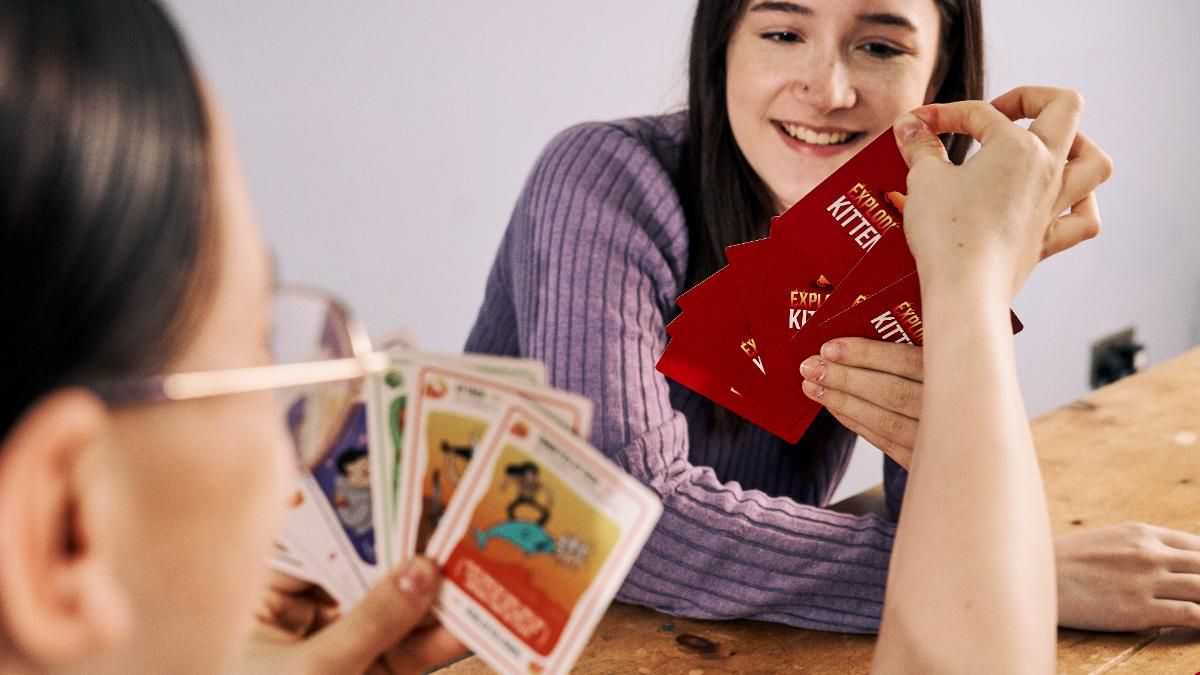 El juego de mesa 'Exploding Kittens' celebra su X aniversario con más de 50 millones de unidades vendidas.