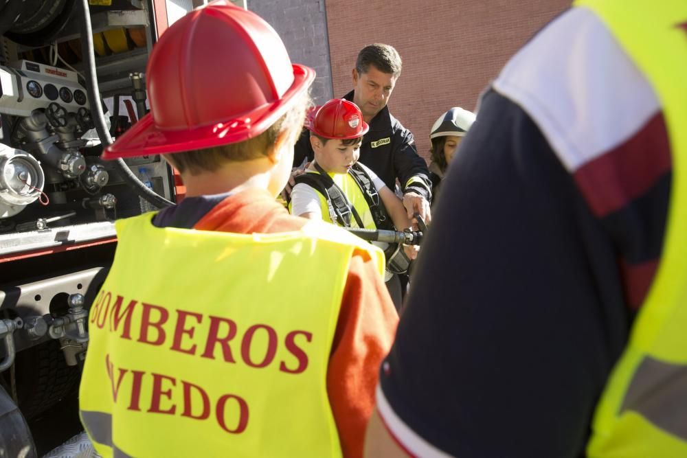 Los bomberos de Oviedo en el colegio Novo Mier