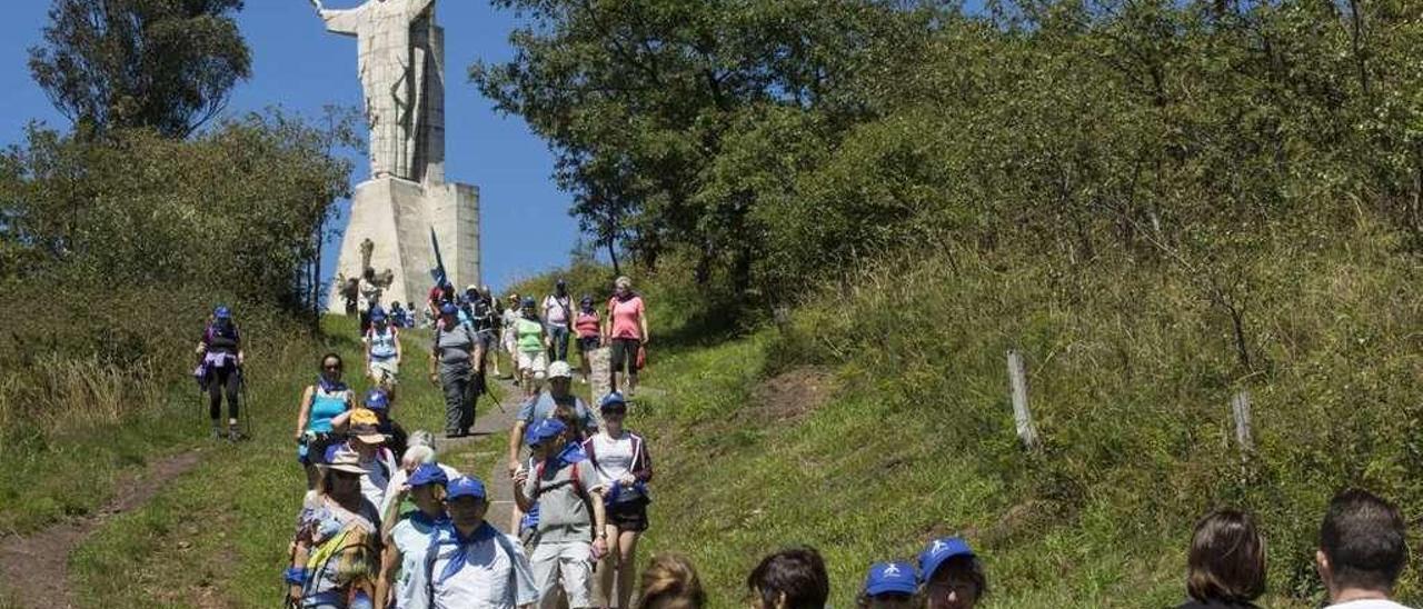 Participantes en una ruta con motivo de la Jira al Naranco, con el Sagrado Corazón de Jesús al fondo.