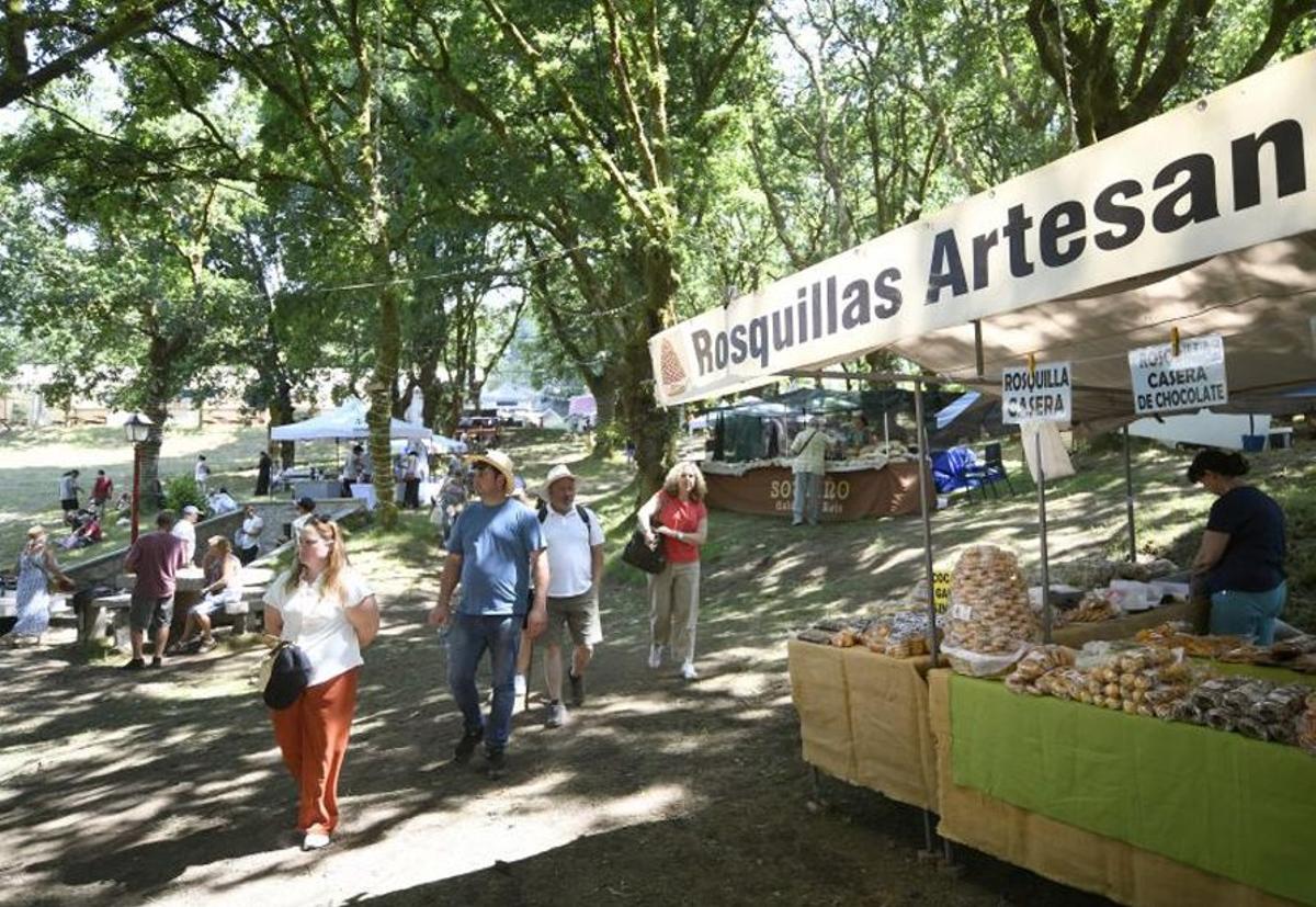 Los puestos de comida se repartieron por la carballeira. | BERNABÉ/JAVIER LALÍN