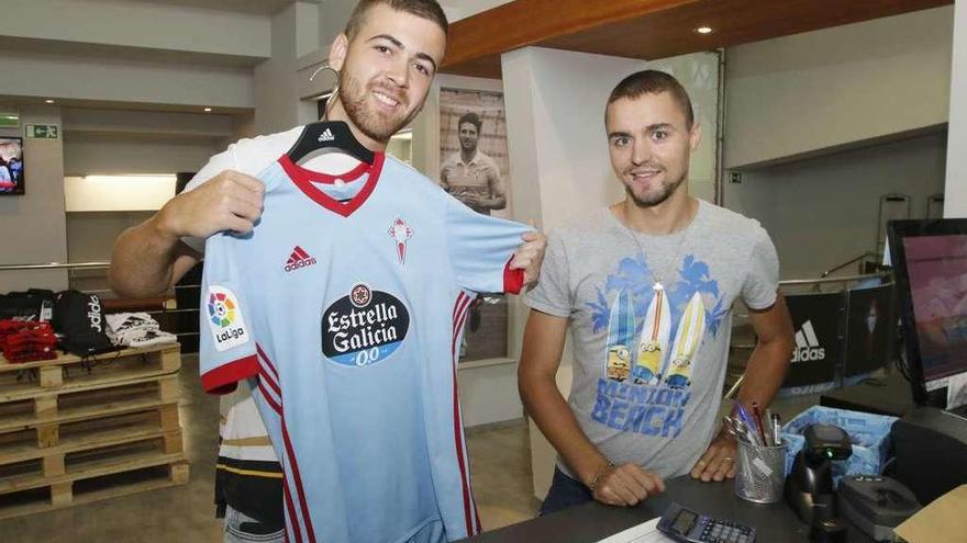 Un aficionado sostiene su nueva camiseta del Celta, ayer, en la tienda del club en Balaídos. // Alba Villar