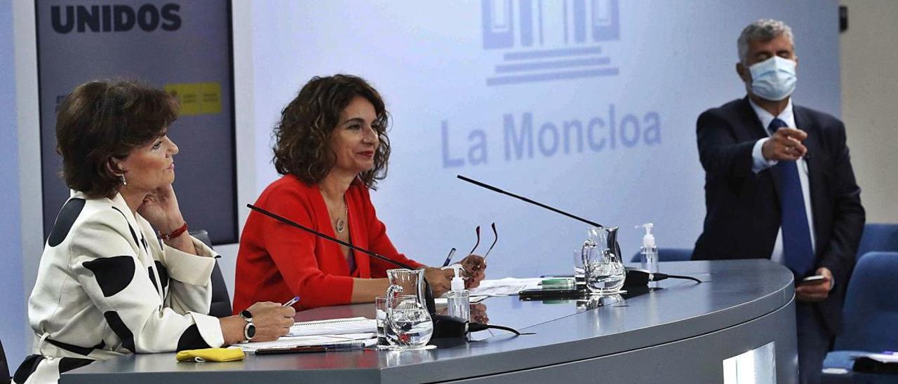 La ministra de Hacienda, María Jesús Montero, en el centro, en la comparecencia tras el último Consejo de Ministros.