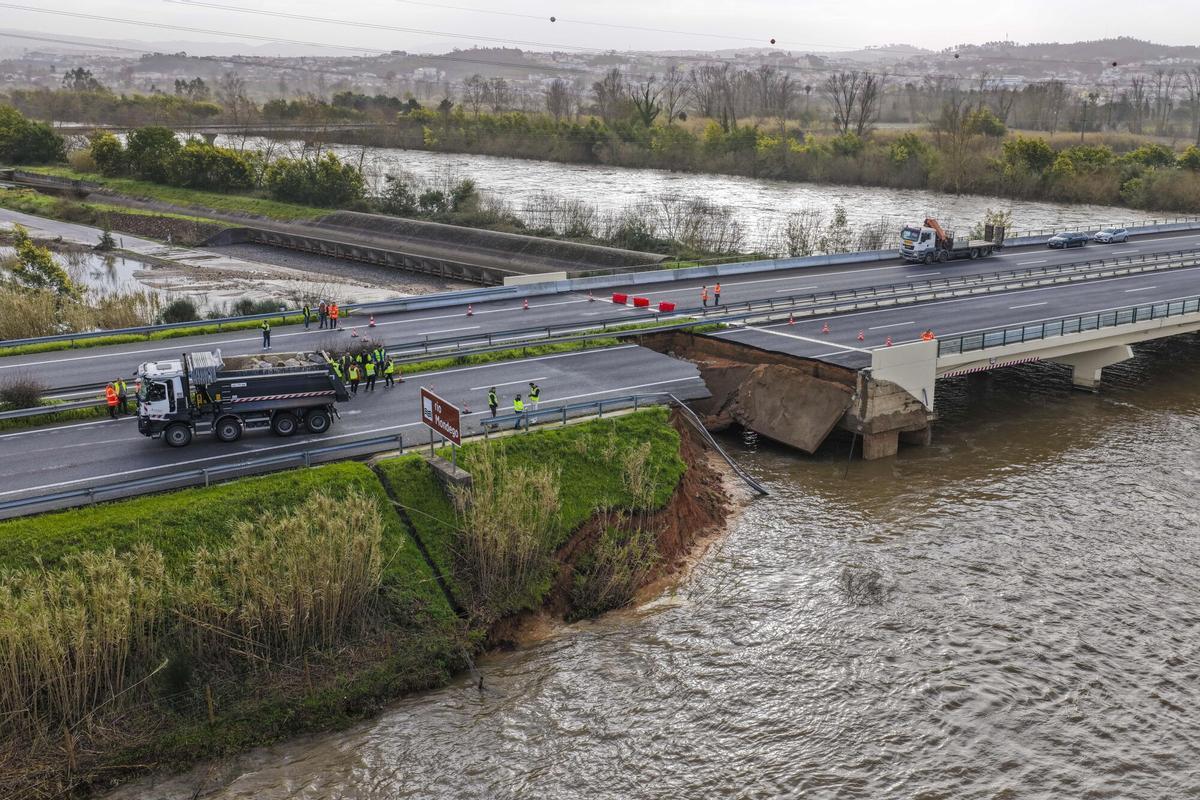 La autovía A1, que une Lisboa con Oporto, colapsada a la altura del dique que se rompió ayer en el río Mondego, en la zona de Casais cerca de Coimbra.