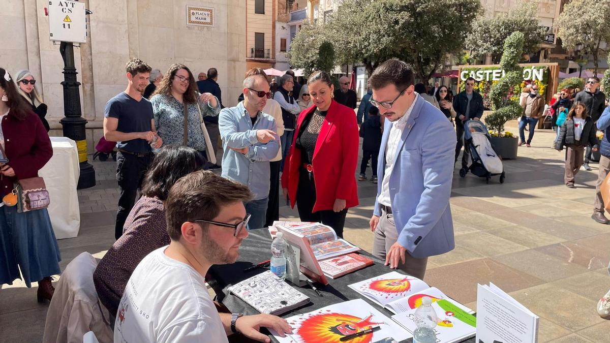 El regidor Vidal al Saló de Cómic.