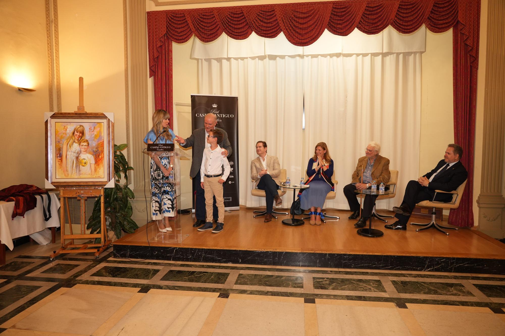 El pintor Forner entrega su retrato al maestro Tebar en el Casino Antiguo de Castelló