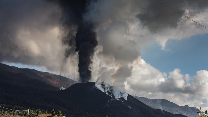 Las detonaciones aumentan en el volcán de La Palma durante las últimas horas