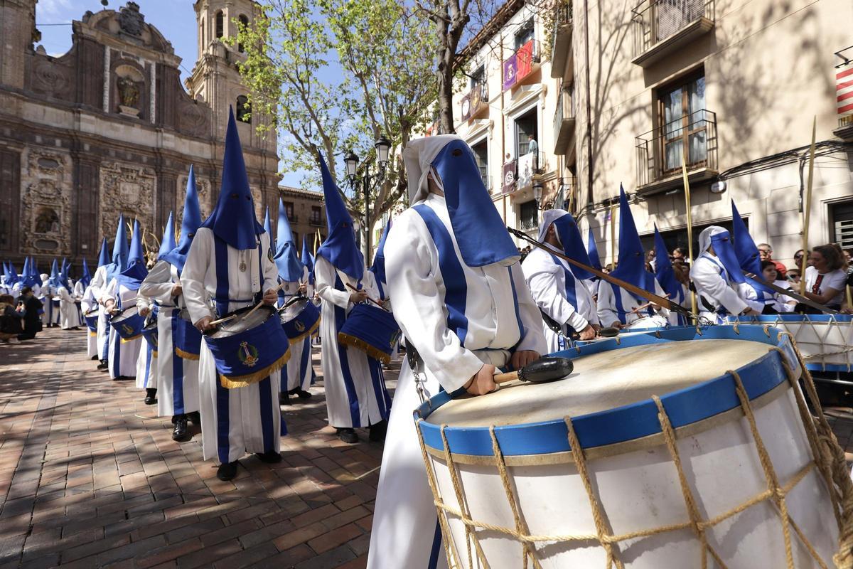 Cofrades con tambores y bombos, el pasado Domingo de Ramos en Zaragoza.