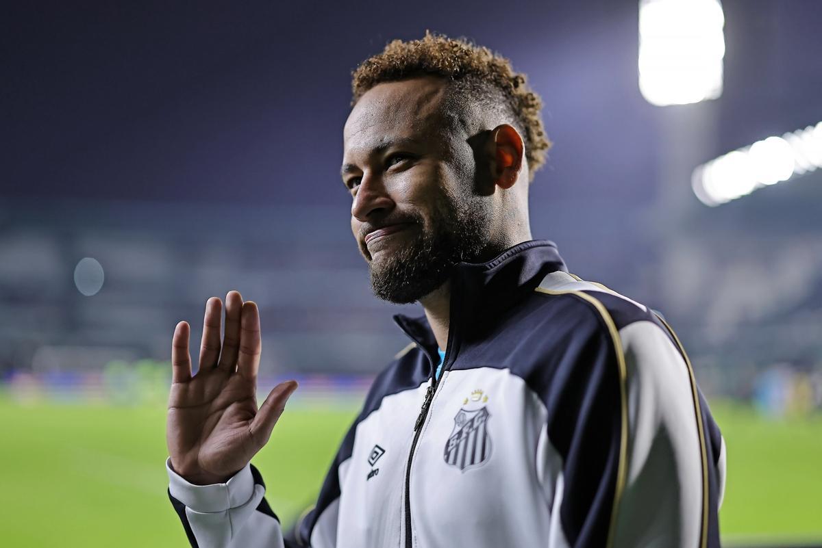 Neymar ahora está jugando en el Santos, el equipo del que salió en Brasil