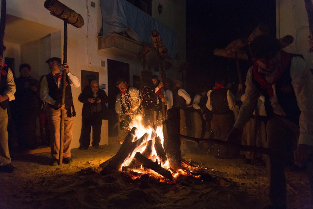 Fuego y villancicos acompañaron el camino de la Divina Pastora desde la ermita de la Veracruz