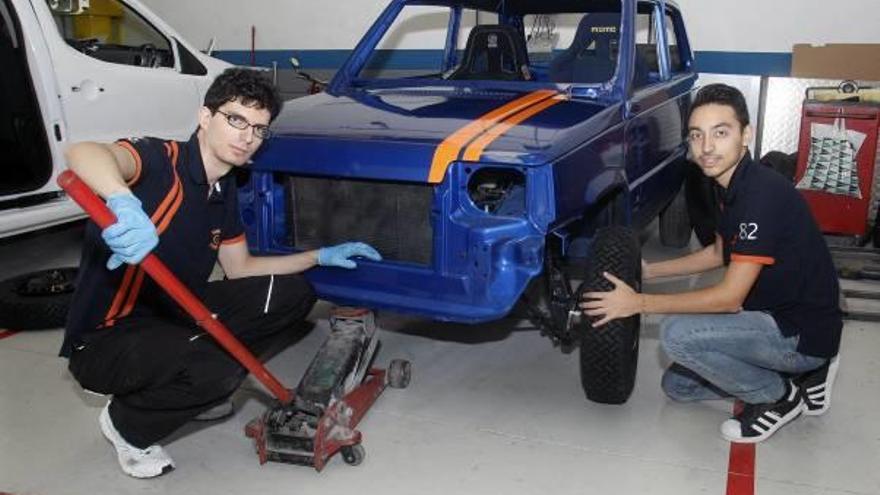 Los jóvenes realizarán la prueba en un Seat Panda.