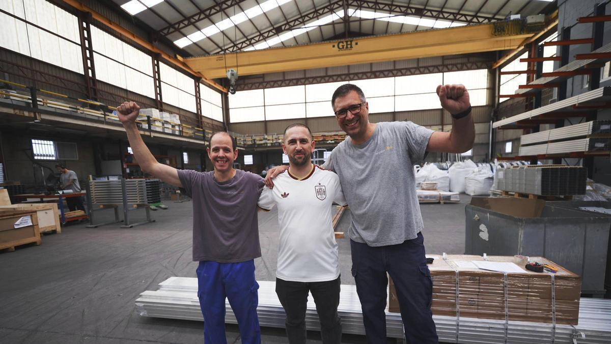 Pablo Fernández, Emilio Moreno y David Castaño, este lunes, en la nave avilesina de Alusín Solar.