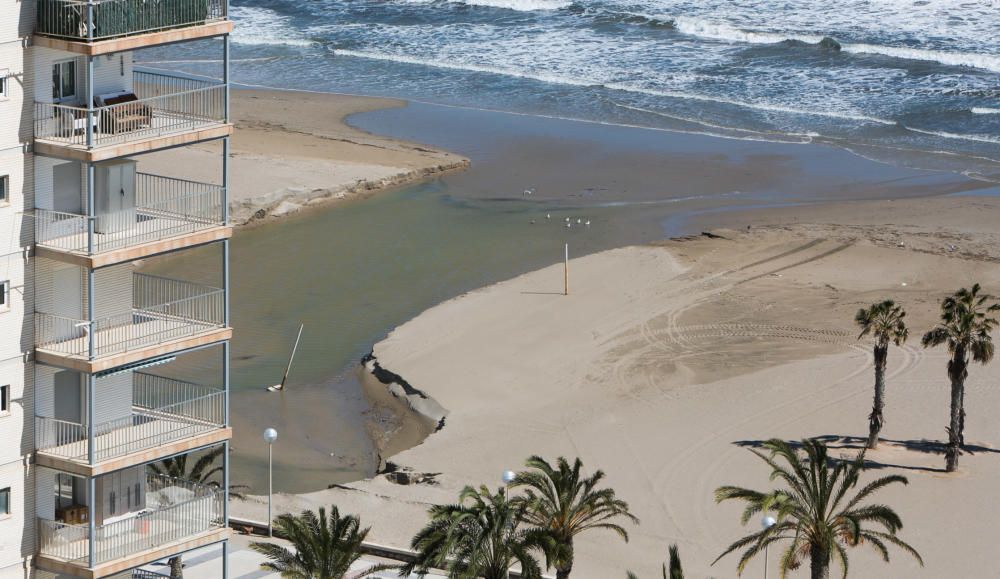 Tres edificios de la playa de San Juan siguen anegados y 120 viviendas sin luz ni agua