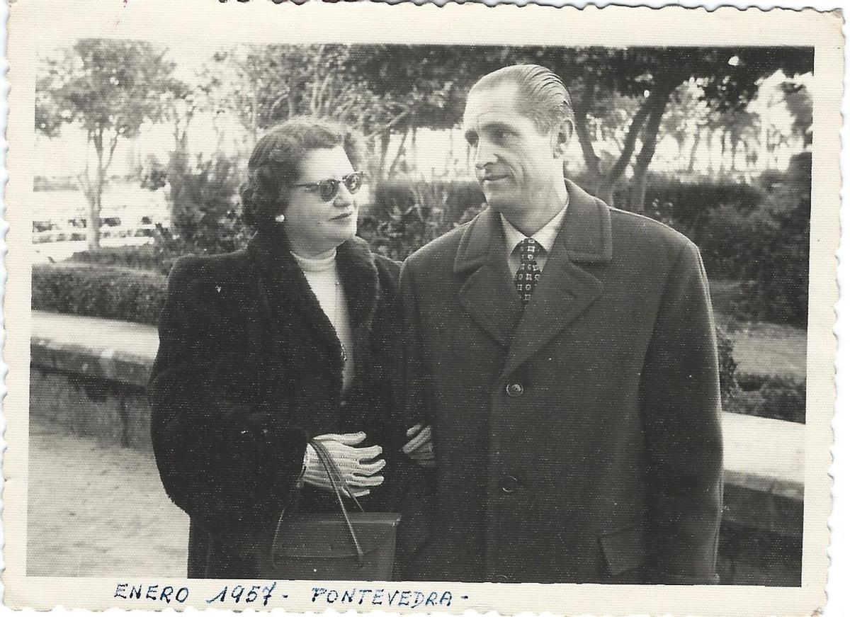 Herminia e Isaac en Pontevedra en xaneiro de 1957.