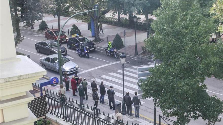 Agrede a una anciana al salir de la farmacia para robarle el bolso