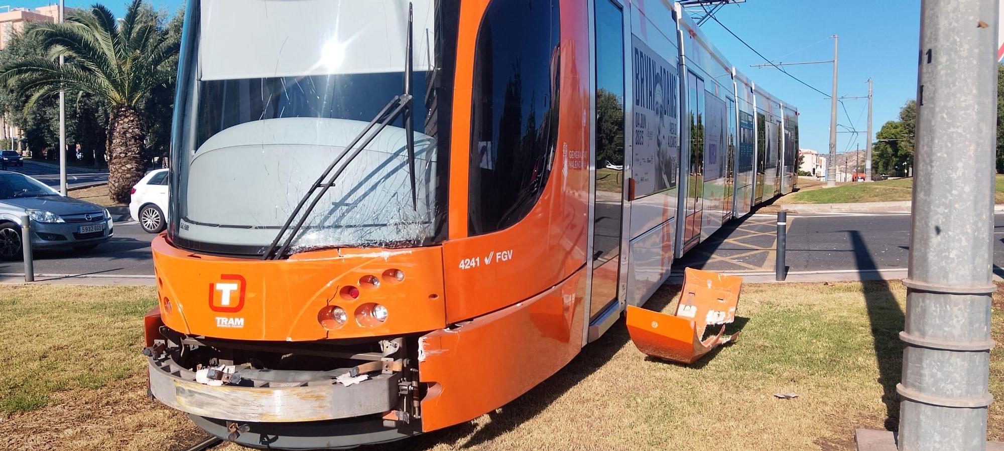 Colisión entre un vehículo y la Línea 4 del TRAM
