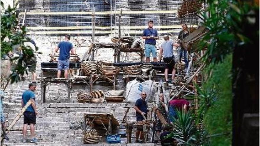 Diferents espais del Barri Vell segueixen decorant-se per al rodatge de la sèrie.