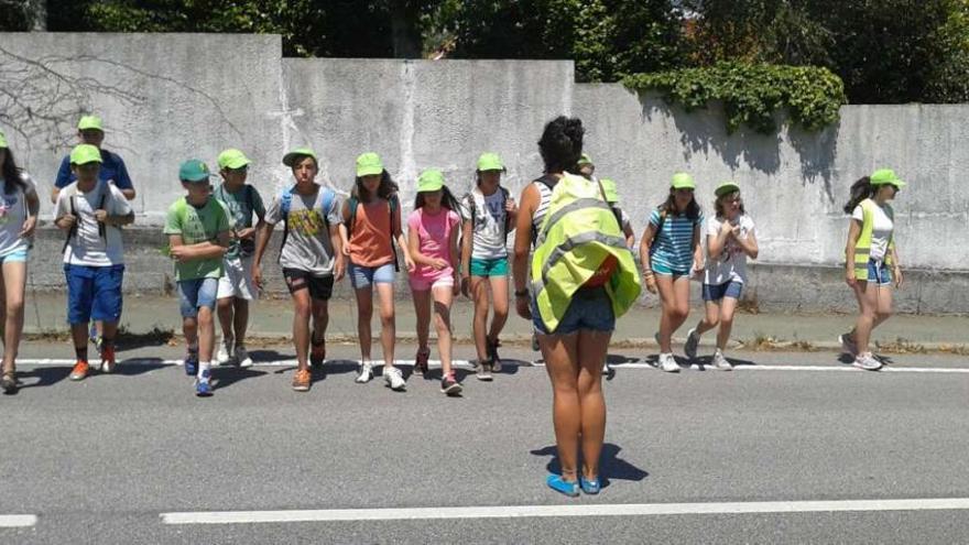 Los niños del campamento suelen cruzar por esta carretera para poder pasar el día en la playa.