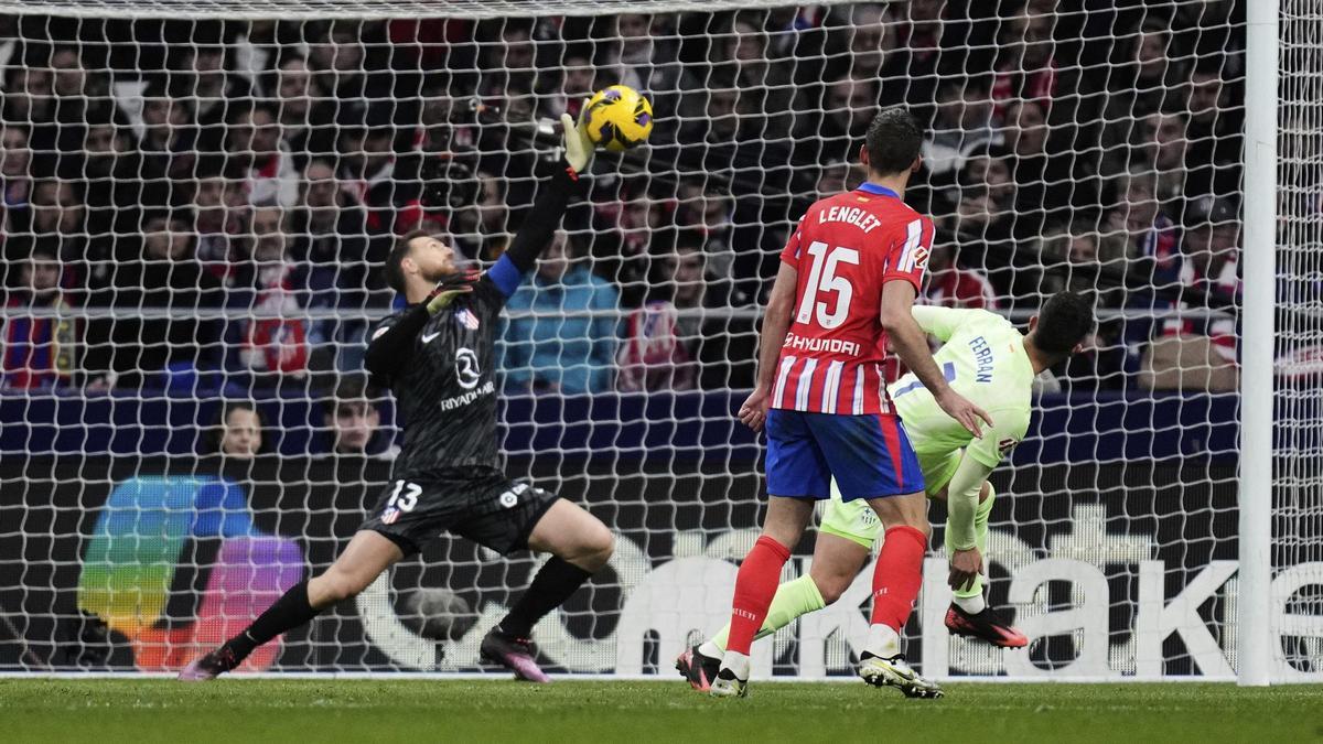 Ferran Torres cabecea el 2-2 del Barça ante Oblak en el duelo contra el Atlético en el Metropolitano.