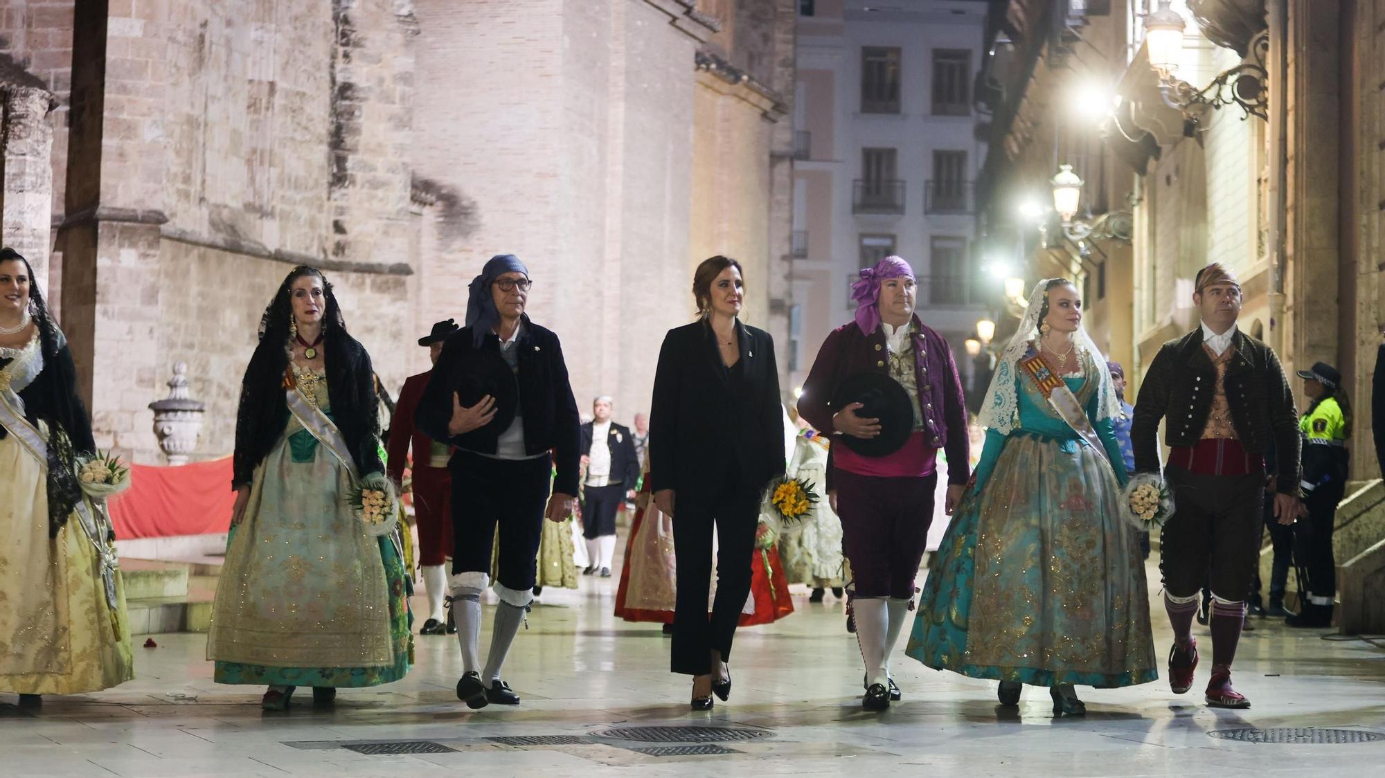 La fallera mayor de Valencia, María Estela Arlandis, ofrenda a la Virgen