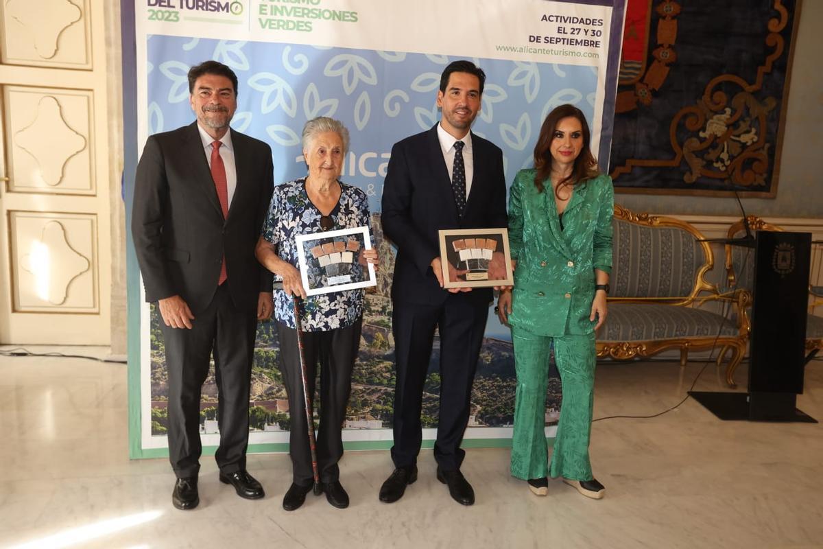 Gloria Ruso y Ángel Rodríguez reciben las teselas de la Explanada de manos de Barcala y Ana Poquet.
