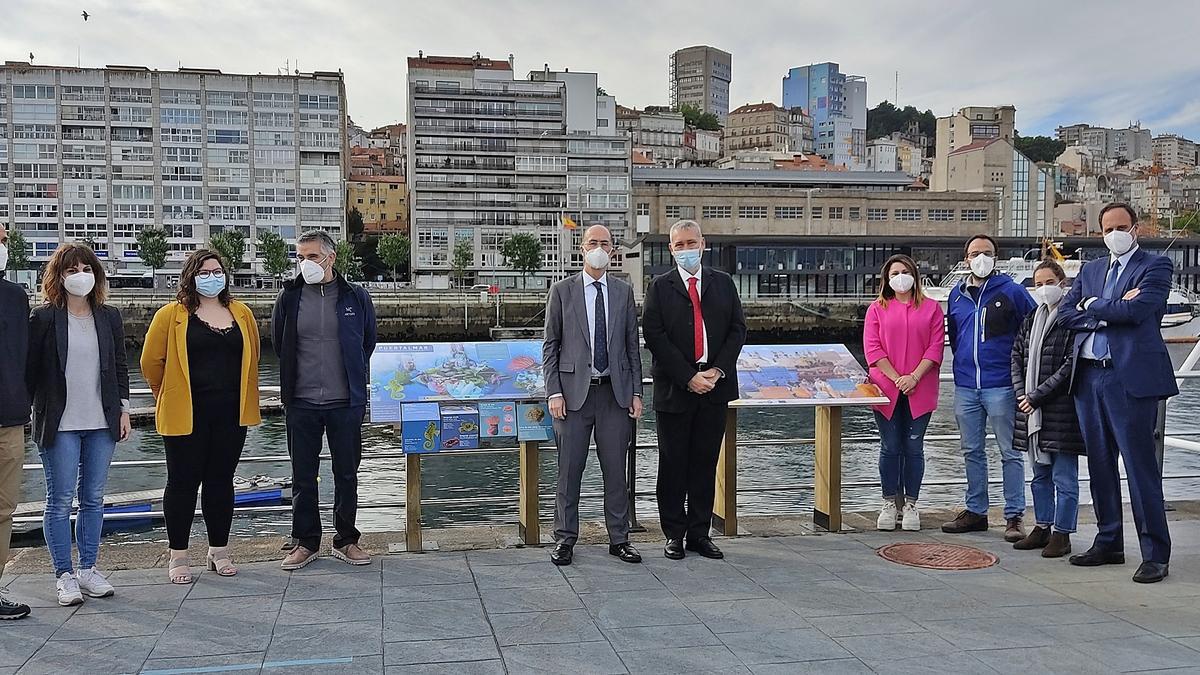 Los paneles divulgativos de &quot;Peiraos do Solpor&quot; ya lucen en A Laxe. // FdV