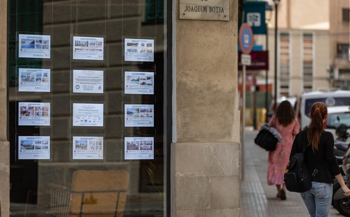 Anuncios de vivienda en una inmobiliaria de Palma.