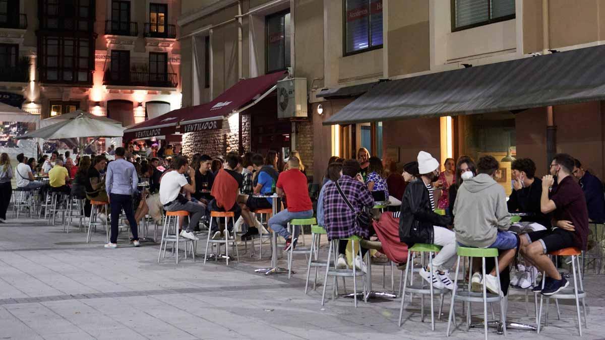 Ambiente en una calle de bares de Santander antes del cierre nocturno, a principios de julio