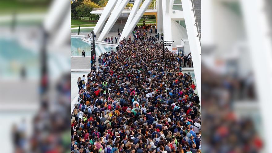 Miles de personas esperan en la Ciudad de las Artes de Valencia salir a ayudar en la zona afectada