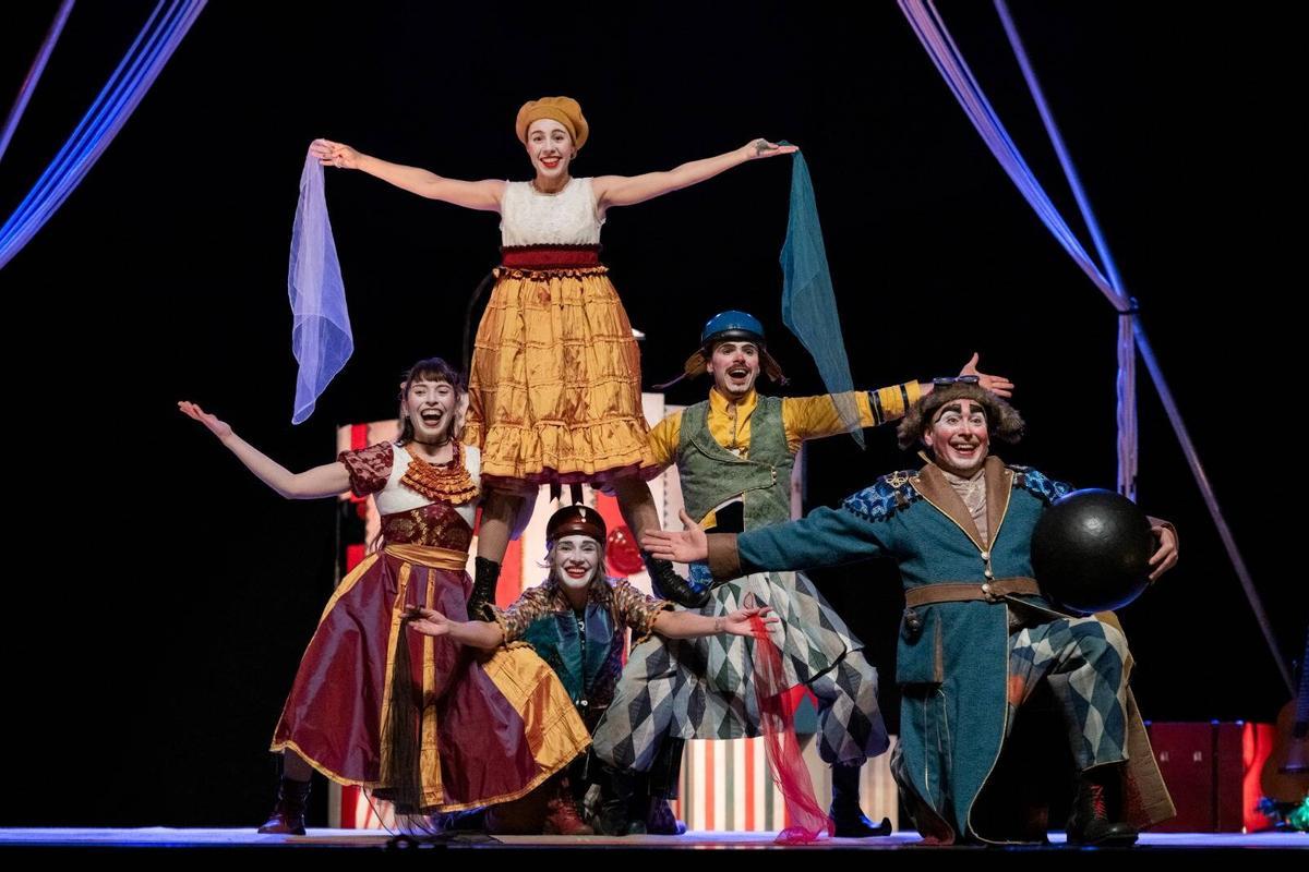 La Troupe Malabró mit ihren tollen Kostümen.