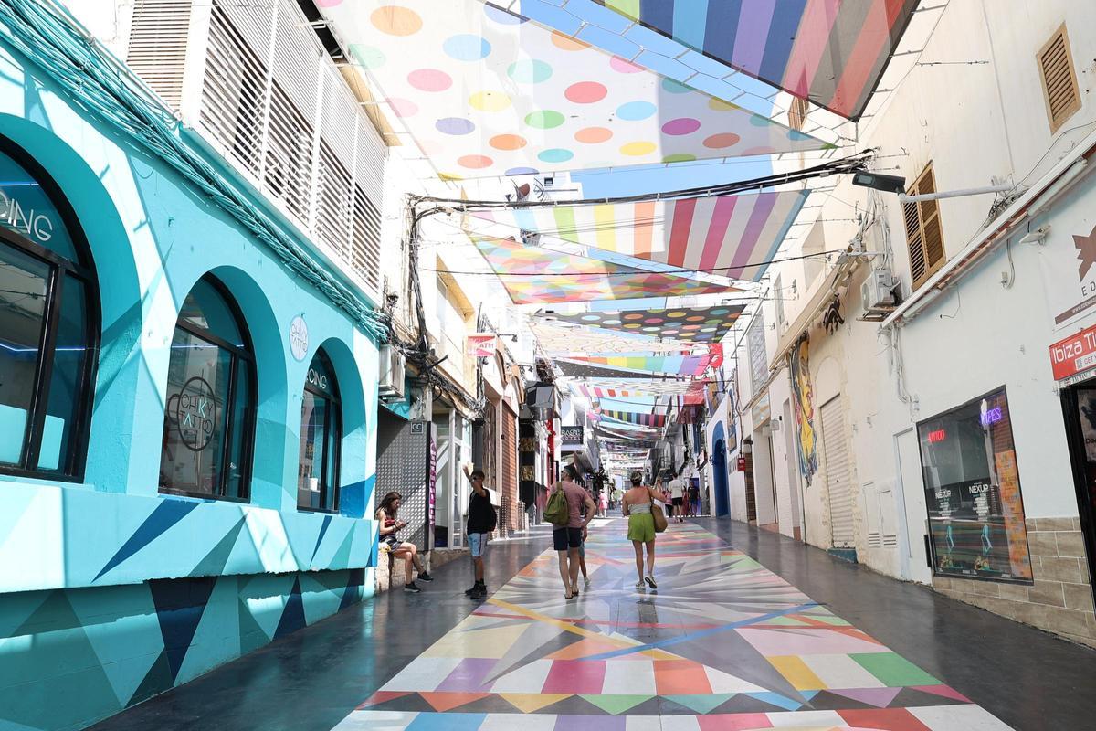 Todas las imágenes de la calle Santa Inés, en Sant Antoni, donde se ha restaurado la obra de Okuda.