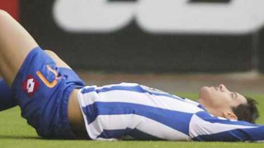 Diogo Salomão, sobre el césped de Riazor, tras lesionarse en la rodilla derecha frente al Hércules hoy hace justo un año.