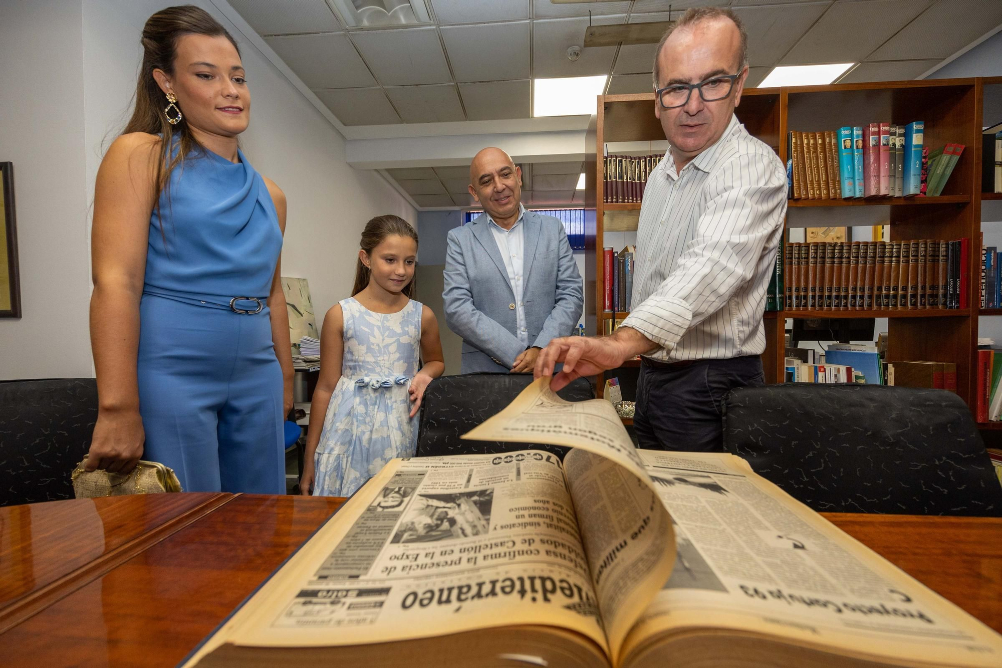 Visita de les reines de les festes a Mediterráneo i les claus de Collazos al front de la Junta