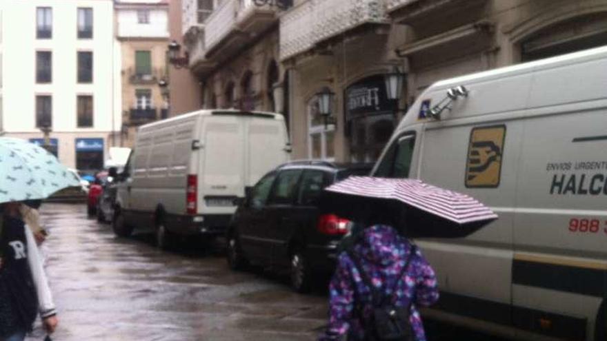 La calle Santo Domingo, que es peatonal, con tráfico intenso. // FDV