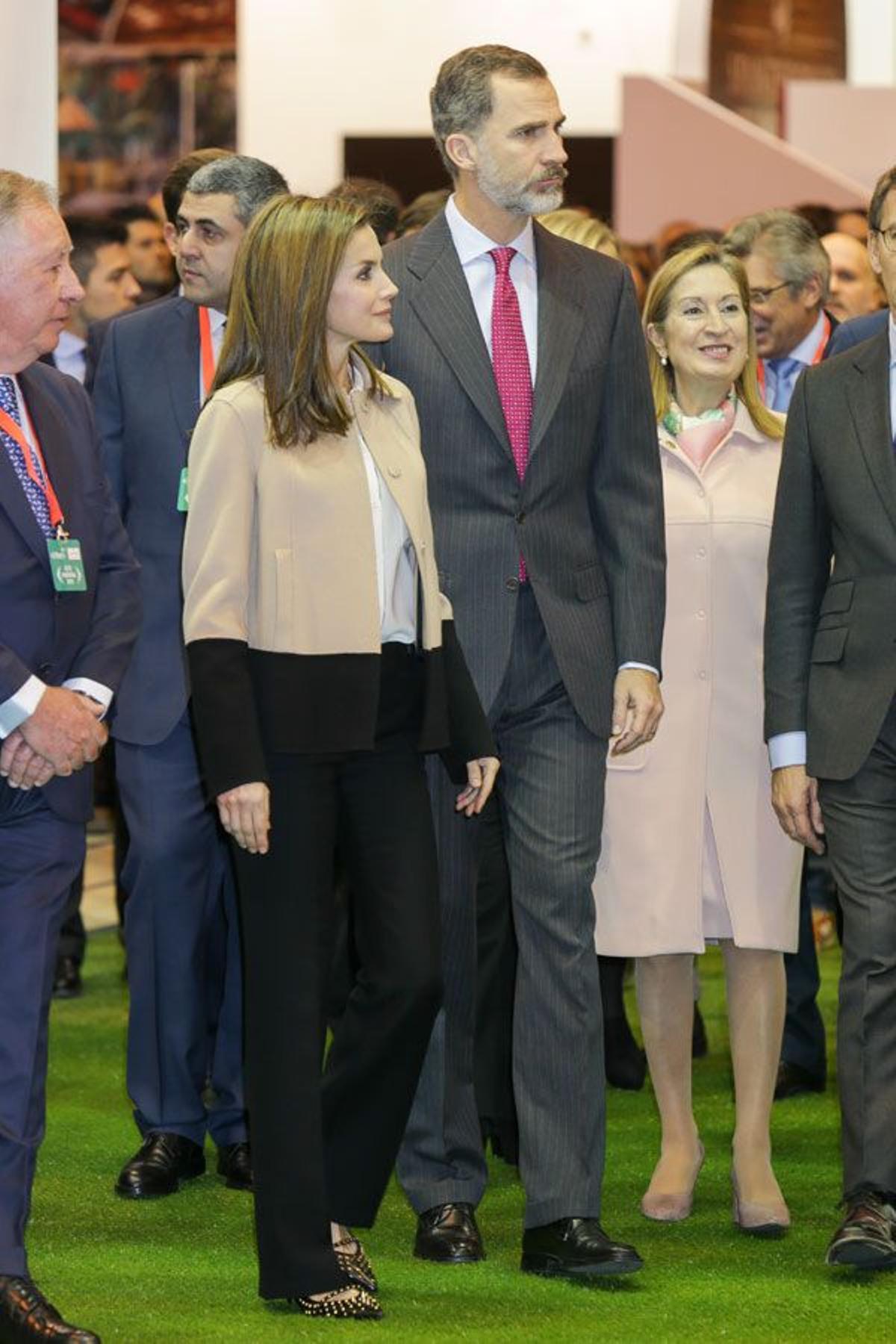 Letizia Ortiz en FITUR junto a Felipe VI con look en negro y beige y originales zapatos de tachuelas