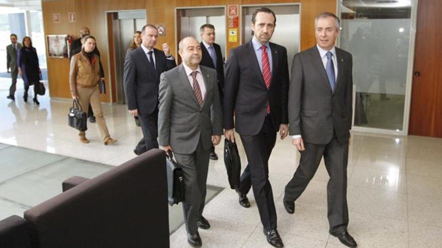 Antonio Gómez, José Ramón Bauzá y Vicent Serra; en segunda fila, Jaume Ferrer y Santiago Tadeo y, detrás, María Salom.