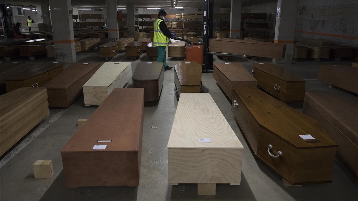 El párquing del tanatorio de Collserola, convertido en una morgue improvisada que acoge a unos 500 ataúdes con cuerpos que esperan a ser incinerados o enterrados, el día 16 de abril de 2020