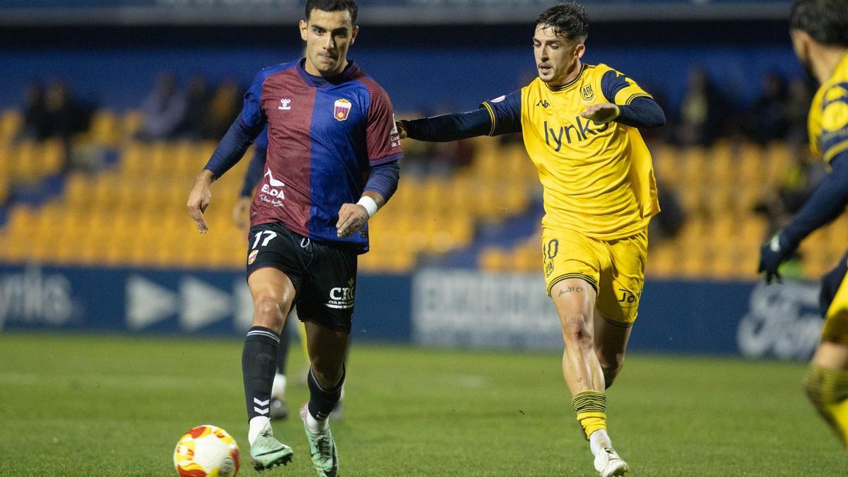 Clemente conduce el balón ante el intento de un rival del Alcorcón de darle caza y quitárselo