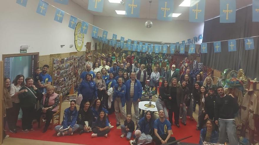 La charanga gijonesa "Los Restallones" celebró sus 25 años de Carnaval por todo lo alto: "La exposición fue un gran éxito"