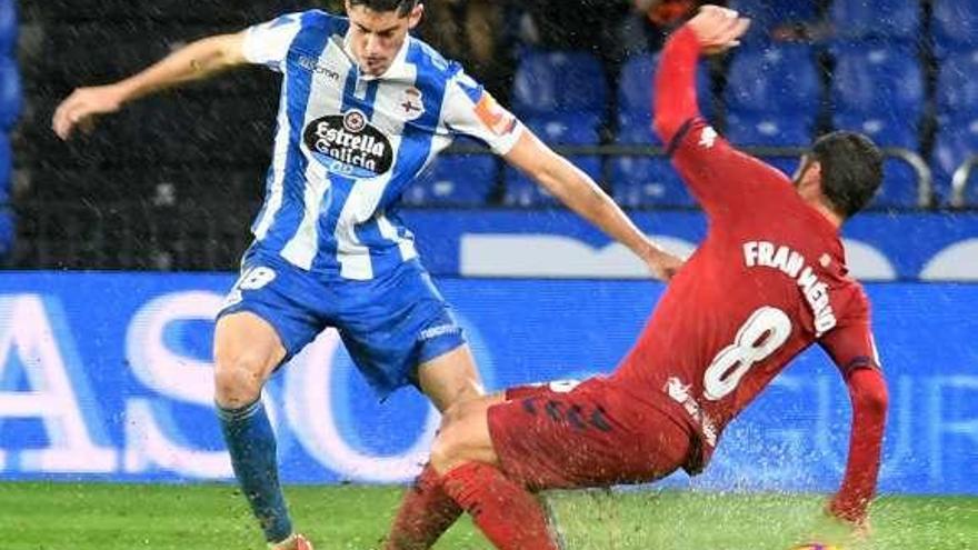 Carlos disputa el balón con Fran Mérida.