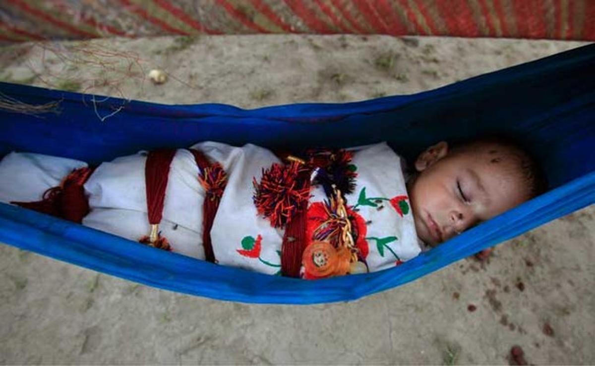 Amna, de vuit mesos, dorm al campament de Charsadda, on la seva família es va desplaçar després de les inundacions de fa un any al Pakistan.